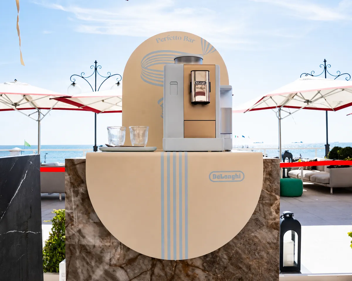 De'Longhi svela Rivelia Venice Blue Lagoon alla Biennale di Venezia