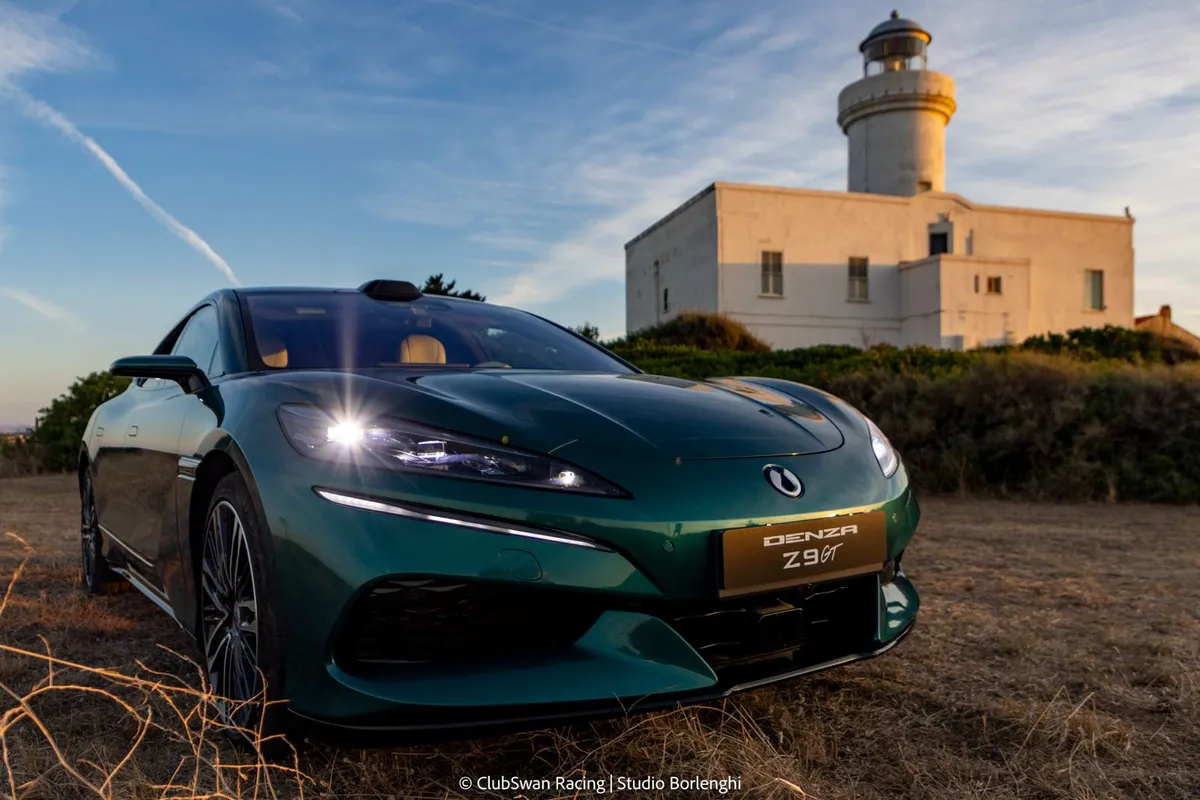 DENZA Z9GT alla Rolex Swan Cup 2026: lusso ed energia a Porto Cervo