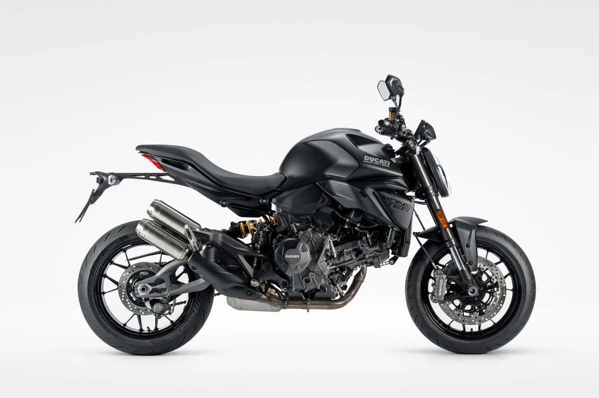 Ducati Monster Dark 2026: essenzialità total black e motore V2 da 111 CV