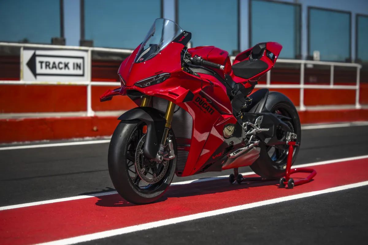 Ducati Panigale V4 2027: 218 CV e novità ciclistiche