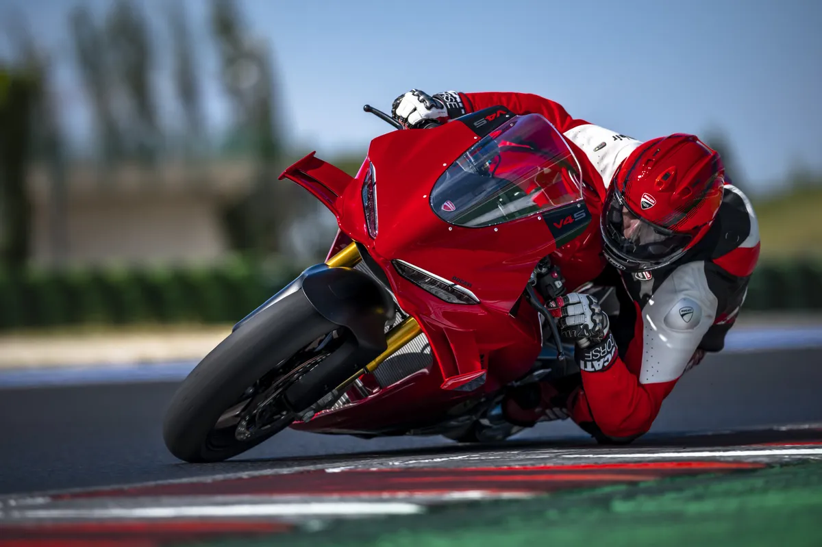 Ducati Panigale V4 2027: 218 CV e novità ciclistiche