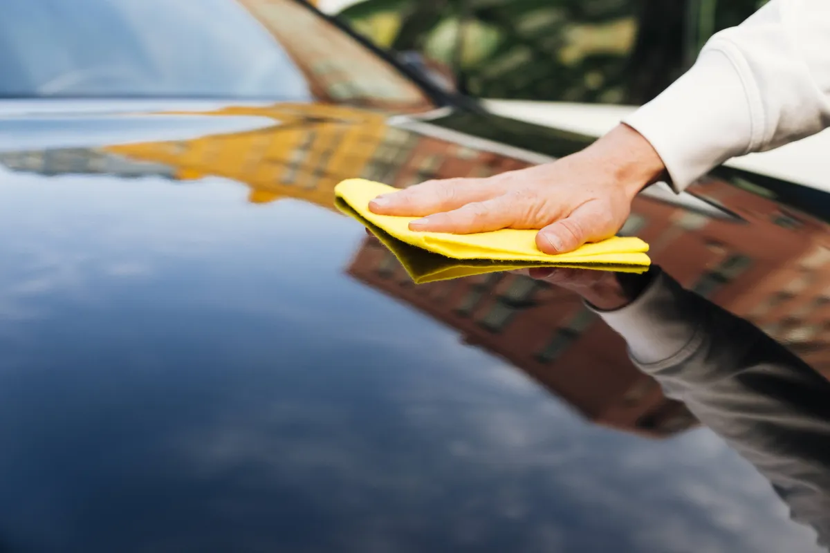 Estate e auto: come proteggere la vernice dai danni della resina