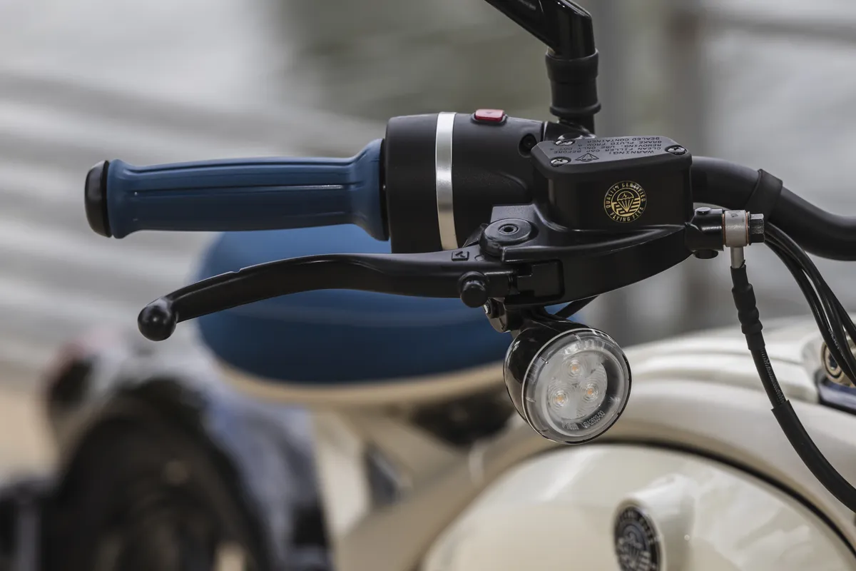 Flying Flea C6: Royal Enfield lancia la city e‑moto, consegne ottobre 2026
