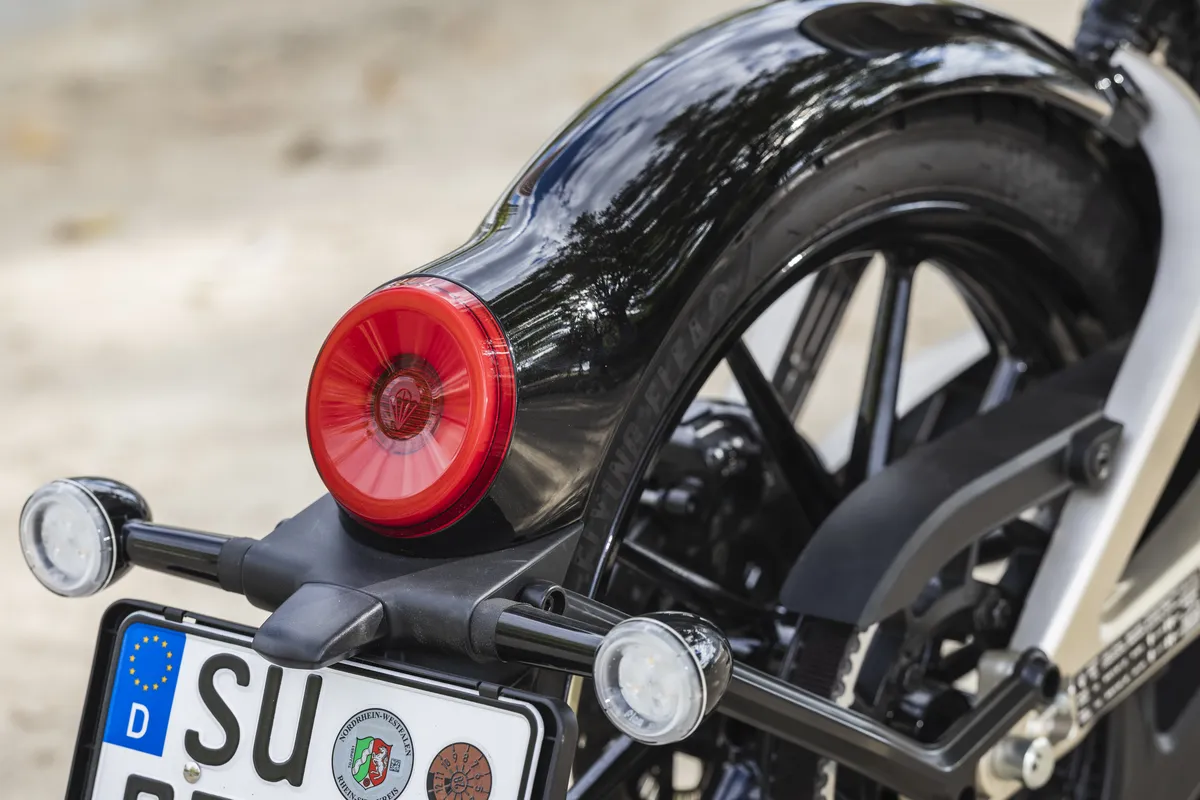 Flying Flea C6: Royal Enfield lancia la city e‑moto, consegne ottobre 2026