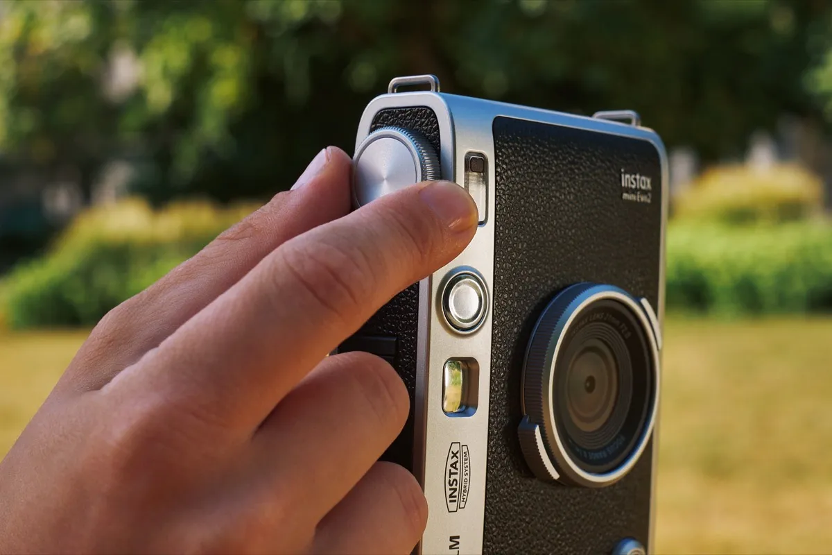 Fujifilm instax mini Evo 2: nuova fotocamera ibrida istantanea
