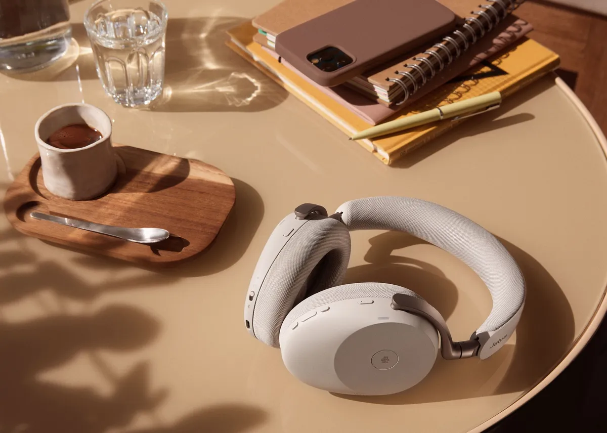 Lavorare in estate: il vantaggio delle cuffie Jabra Evolve3 85