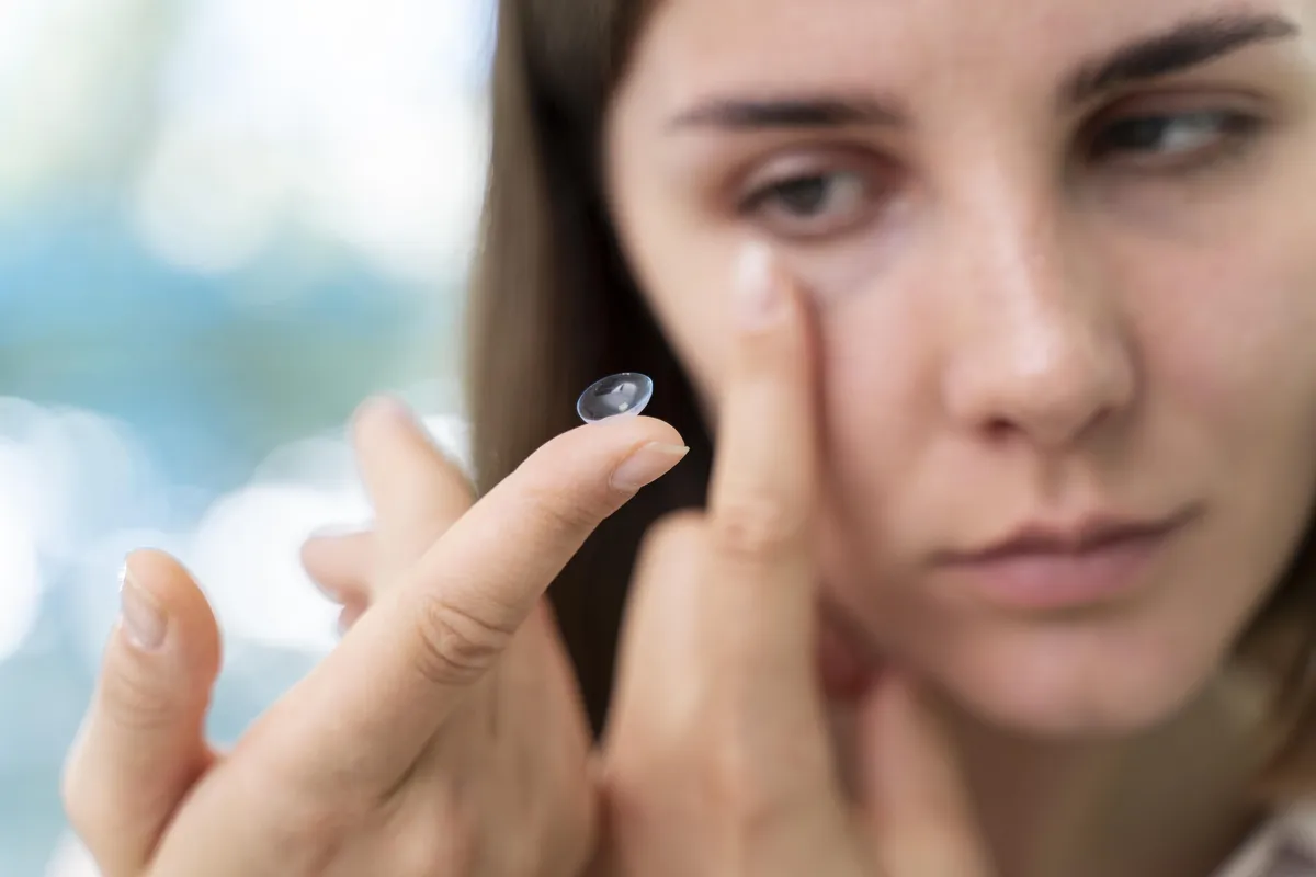 Lenti a contatto in estate: 10 regole pratiche per non rischiare