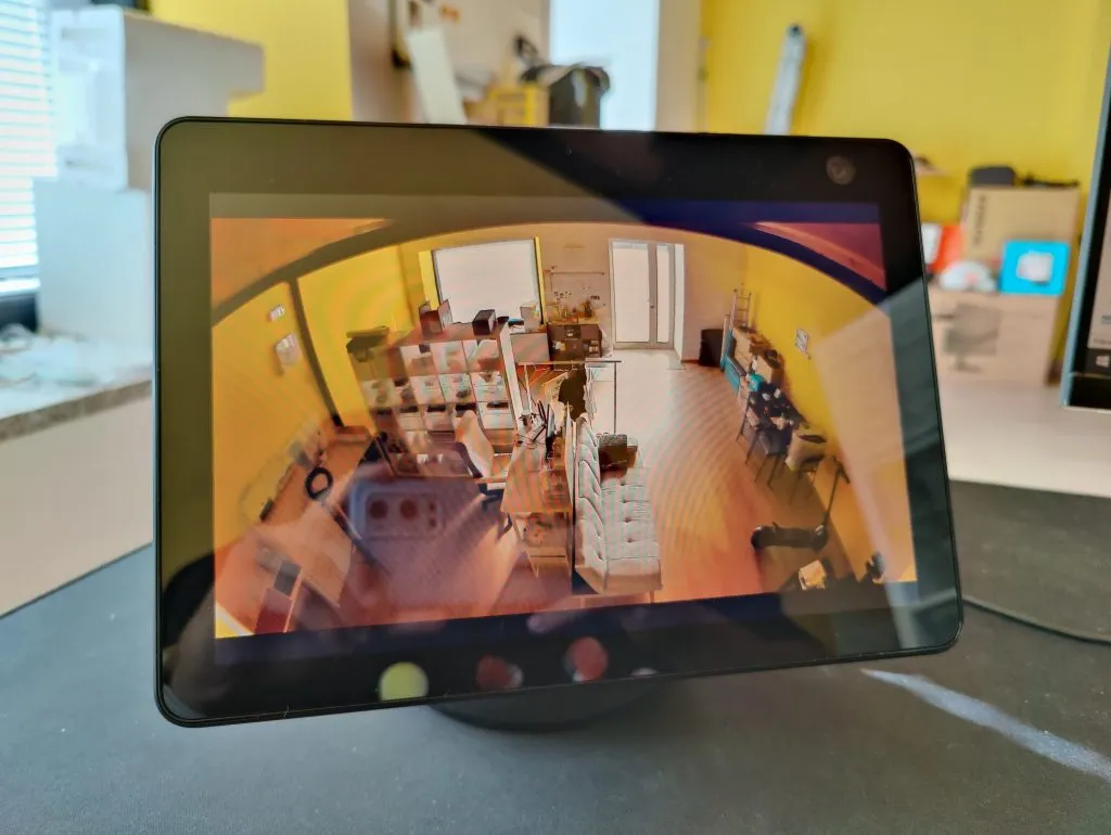 Recensione Recensione Amazon Echo Show 10 (3ª Gen): L'Assistente che Ti Segue