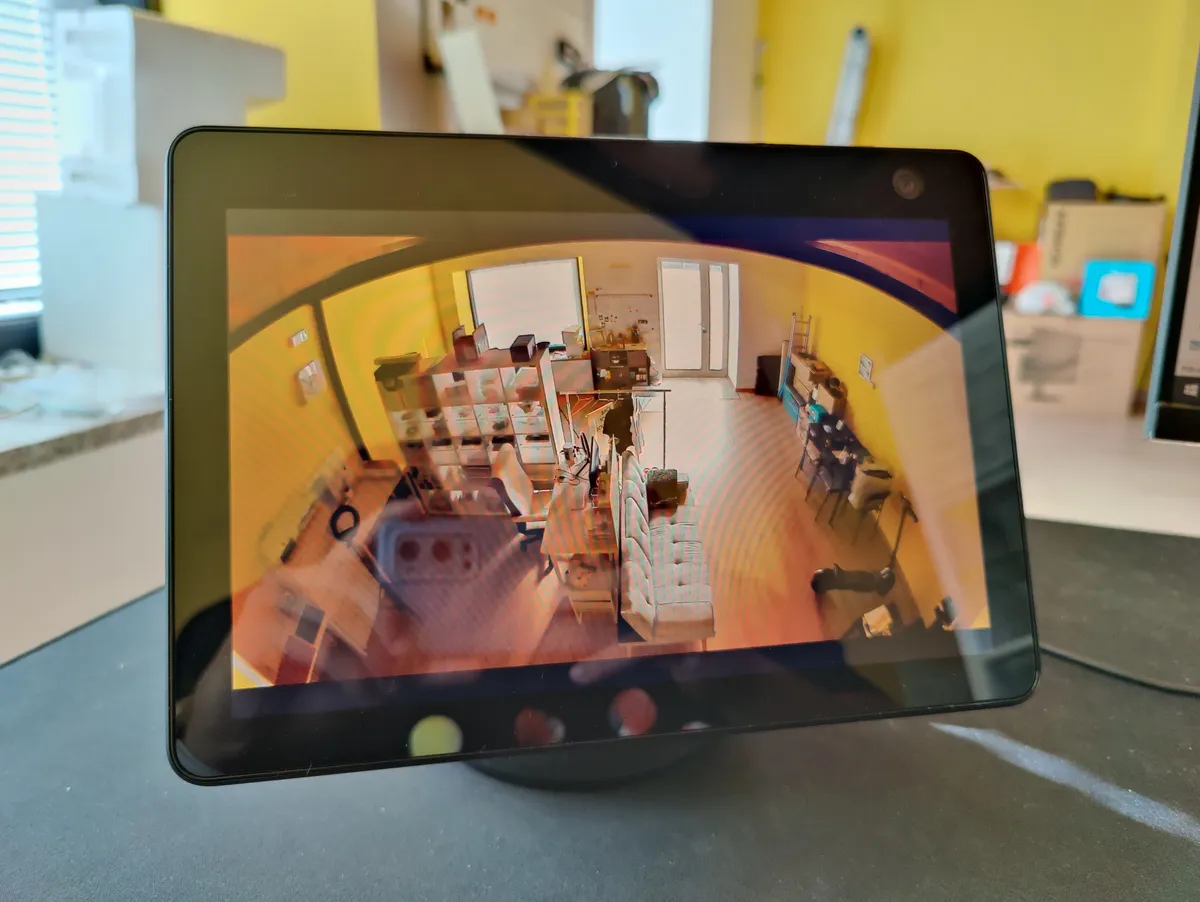 Recensione Recensione Amazon Echo Show 10 (3ª Gen): L'Assistente che Ti Segue