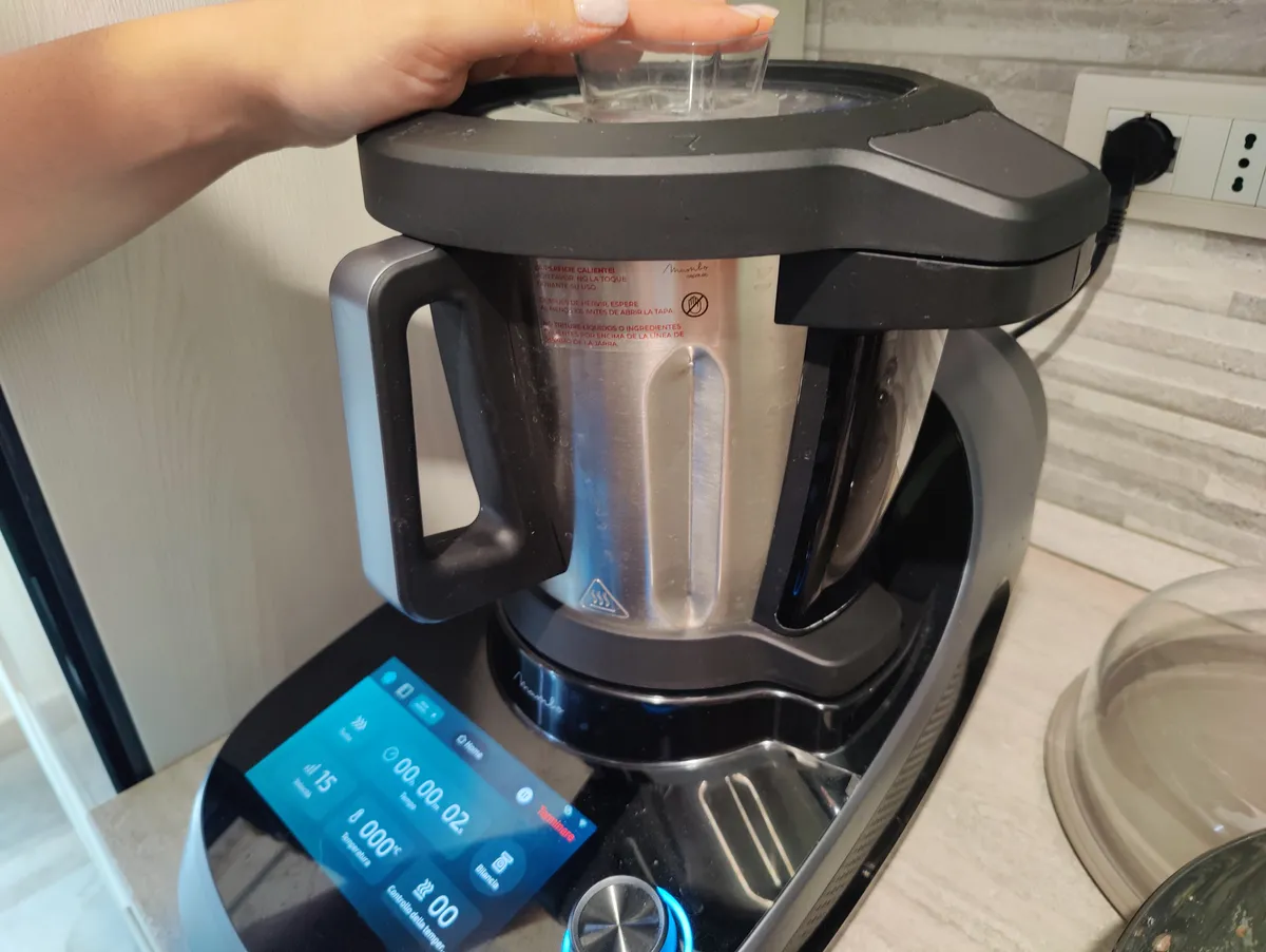 Recensione Cecotec Mambo Cooking Total Gourmet: il robot da cucina con dispenser automatico