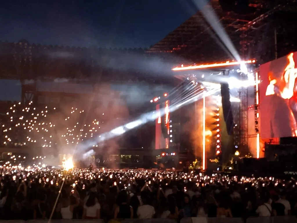 Recensione Recensione Geolier a Napoli 2024: Il trionfo al Maradona
