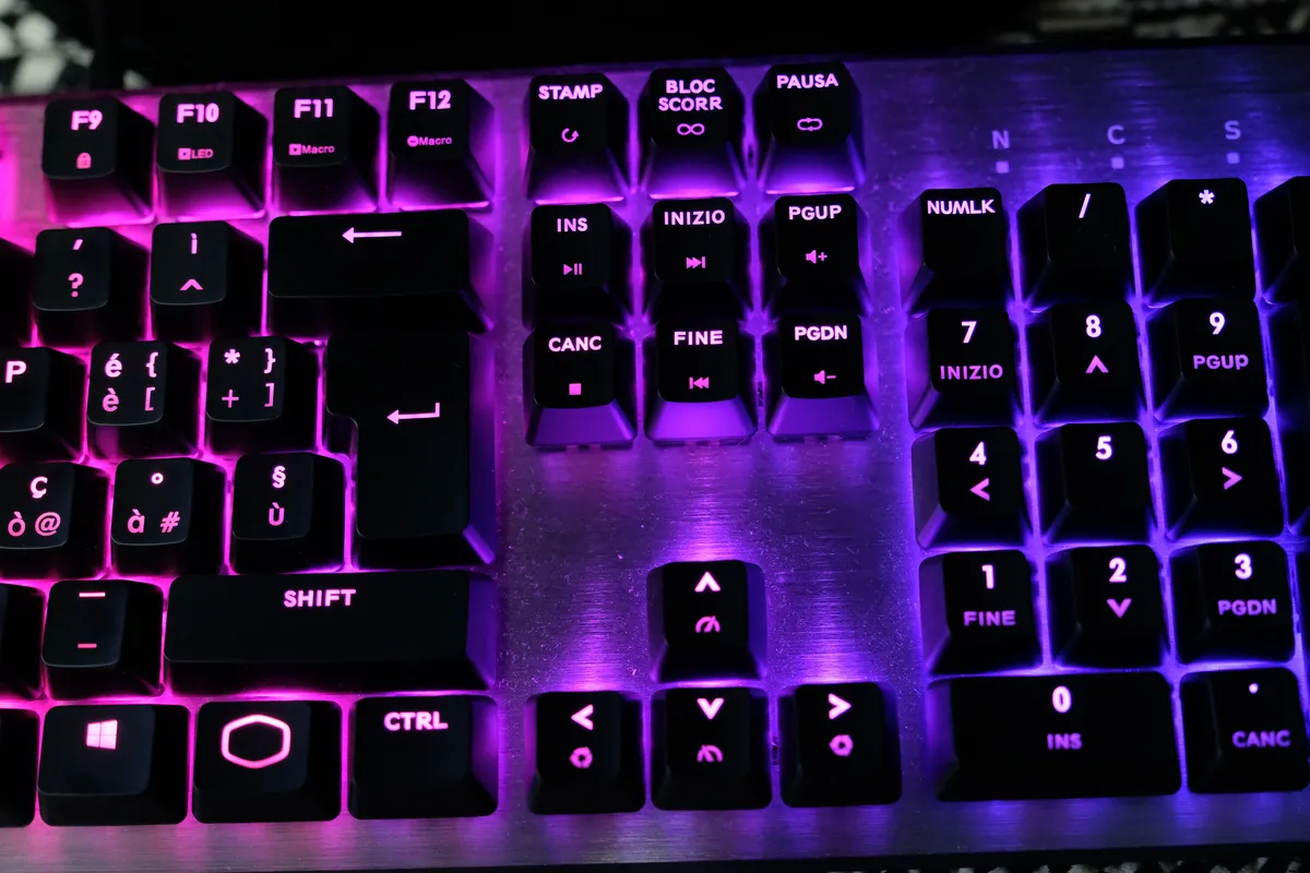 Recensione Cooler Master CK550: la tastiera meccanica RGB definitiva