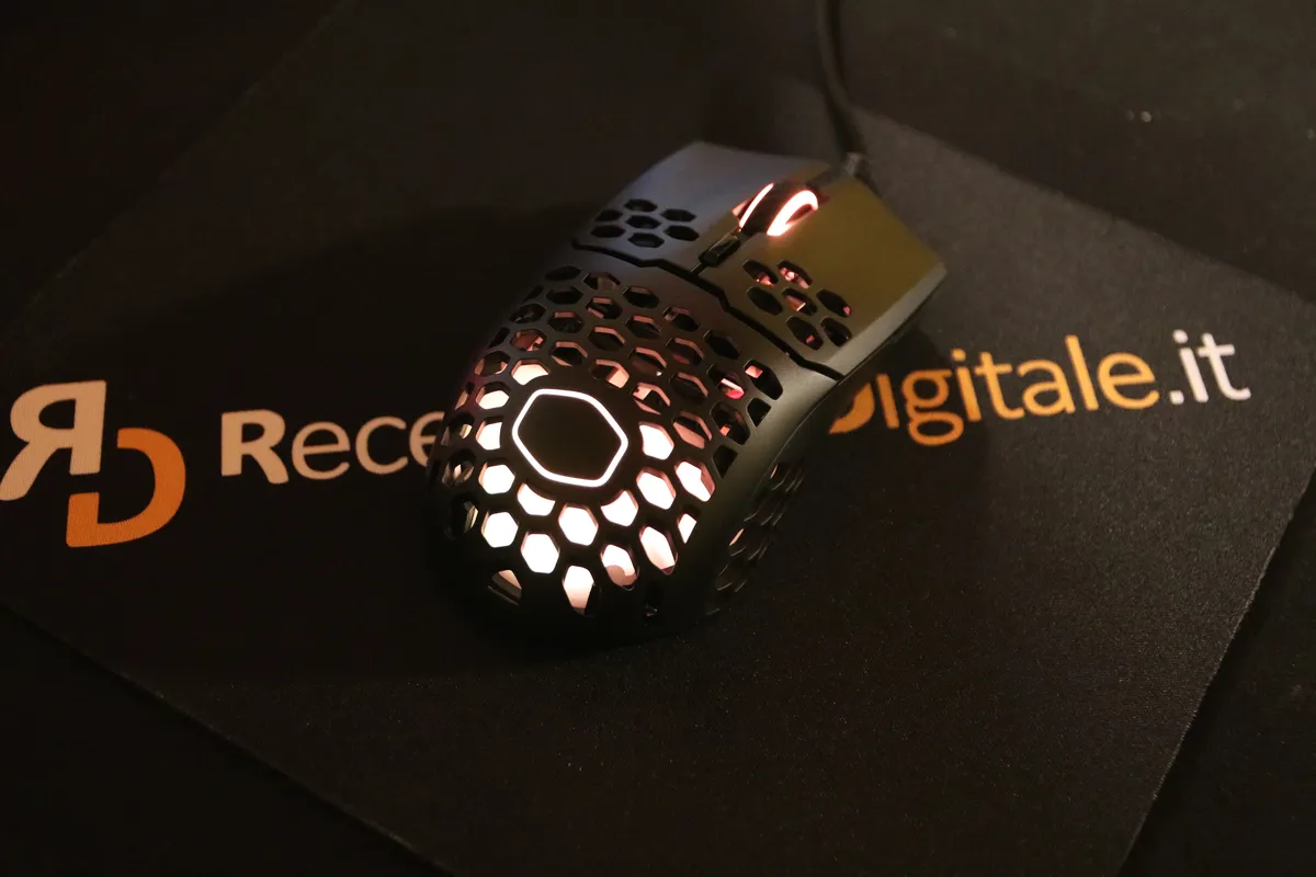 Recensione Recensione Cooler Master MM711: il mouse gaming RGB da 60 grammi