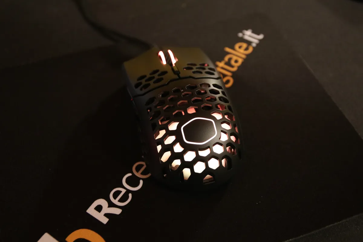 Recensione Recensione Cooler Master MM711: il mouse gaming RGB da 60 grammi