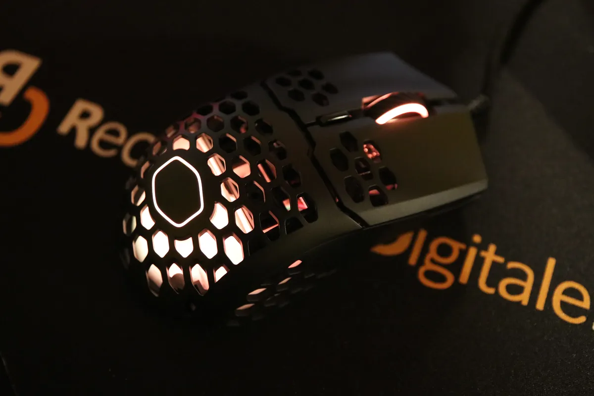 Recensione Recensione Cooler Master MM711: il mouse gaming RGB da 60 grammi
