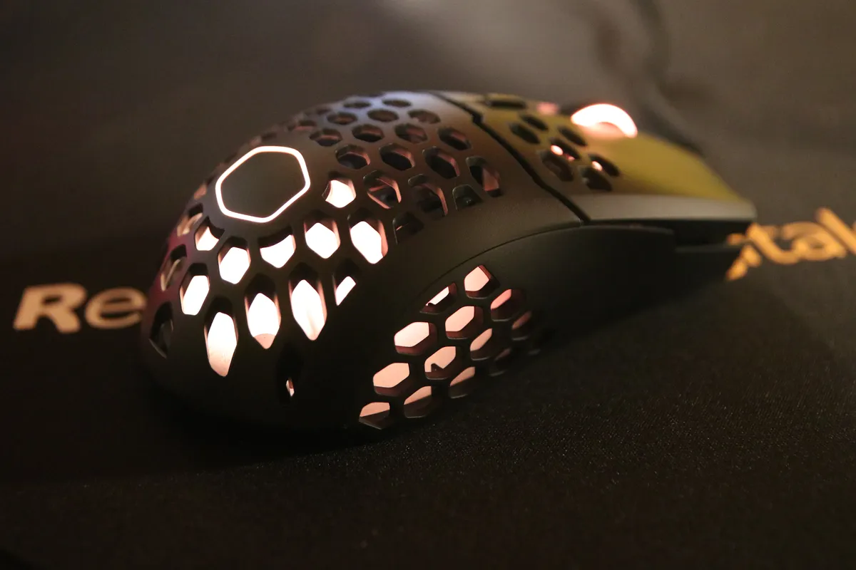 Recensione Recensione Cooler Master MM711: il mouse gaming RGB da 60 grammi