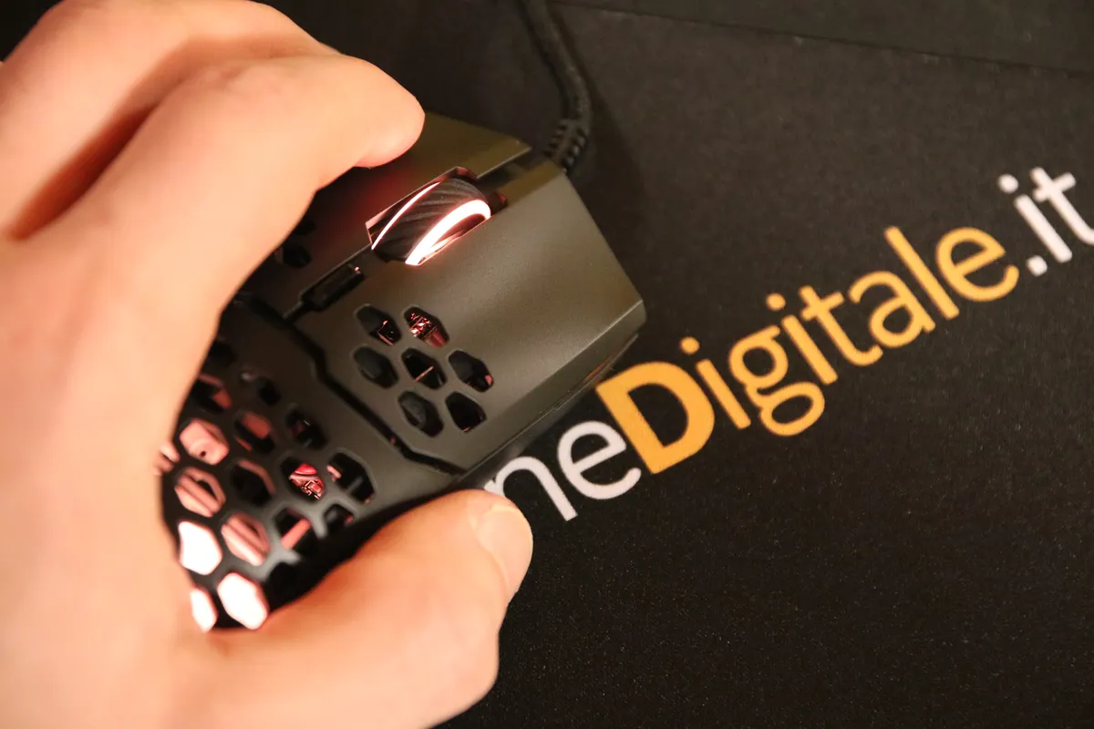 Recensione Recensione Cooler Master MM711: il mouse gaming RGB da 60 grammi