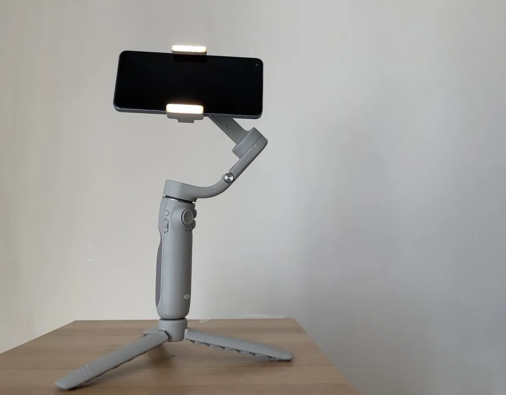 Recensione Recensione DJI OM 5: il gimbal tascabile definitivo per smartphone