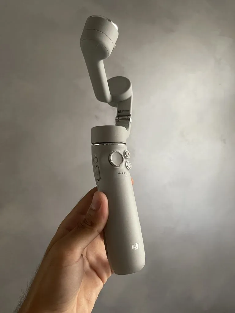 Recensione Recensione DJI OM 5: il gimbal tascabile definitivo per smartphone