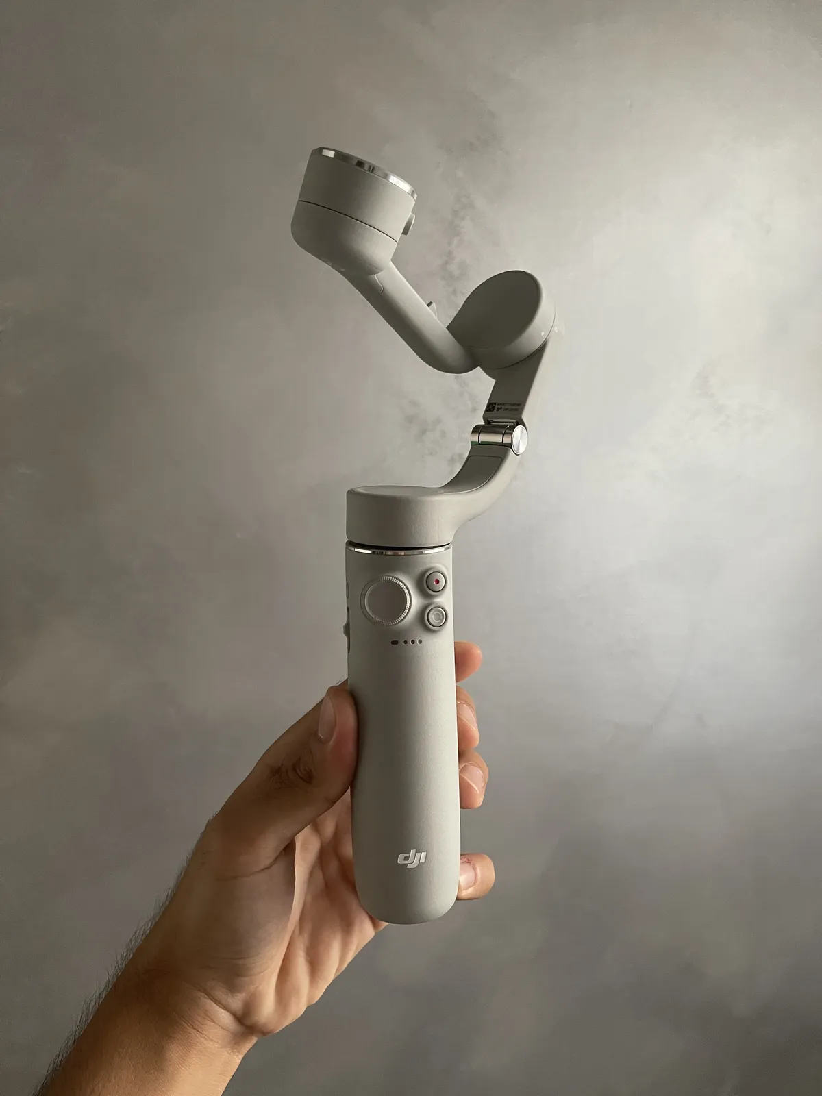 Recensione Recensione DJI OM 5: il gimbal tascabile definitivo per smartphone