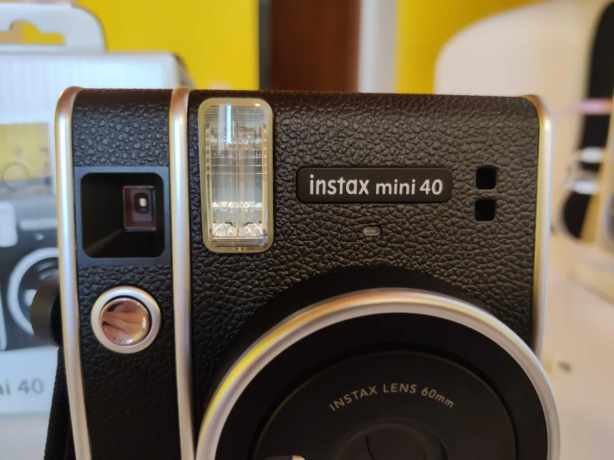 Recensione Fujifilm Instax Mini 40: Stile Vintage e Scatti Istantanei