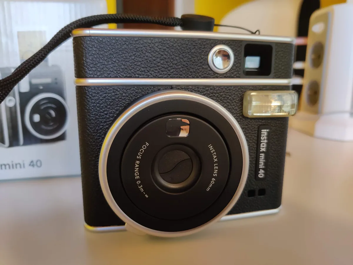 Recensione Recensione Fujifilm Instax Mini 40: Stile Vintage e Scatti Istantanei
