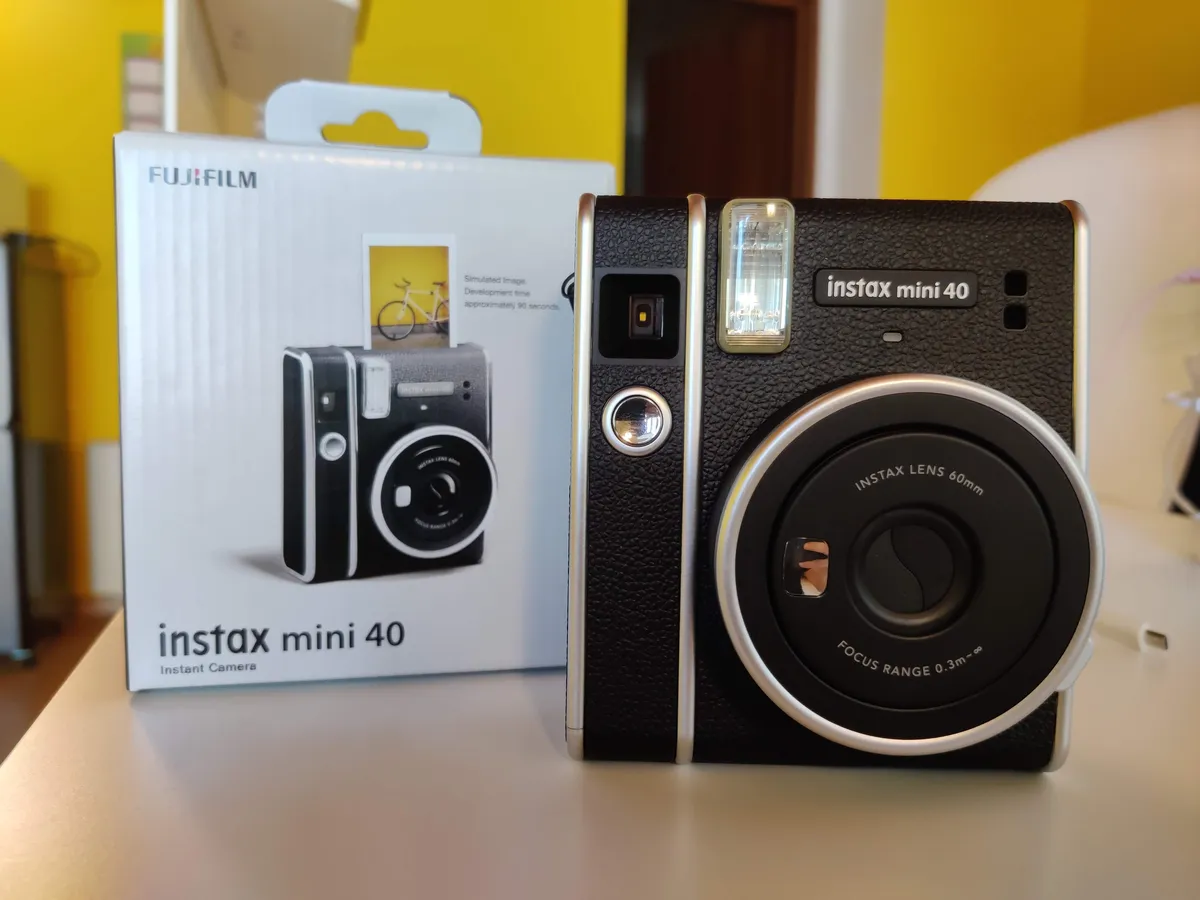 Recensione Recensione Fujifilm Instax Mini 40: Stile Vintage e Scatti Istantanei