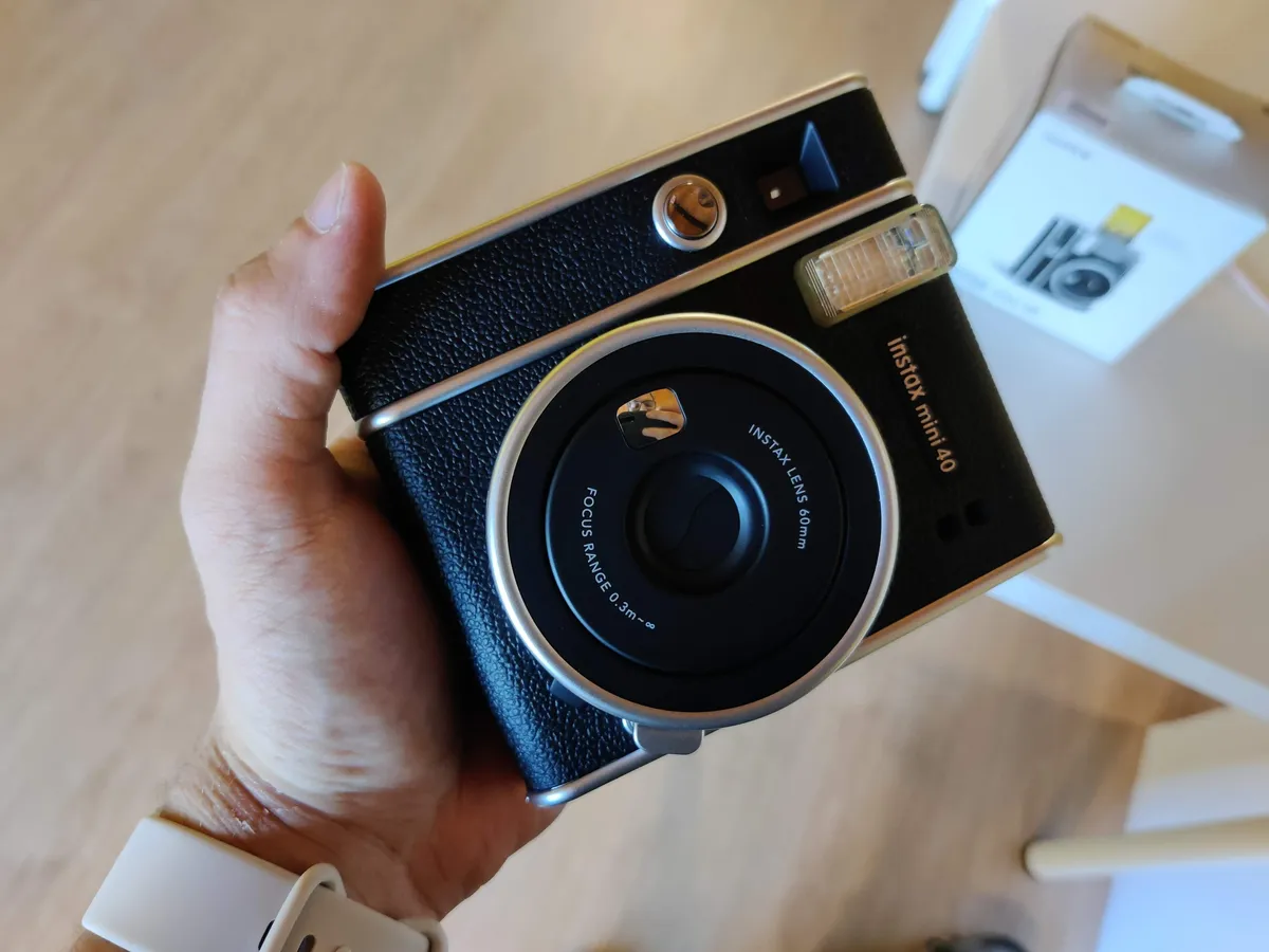 Recensione Recensione Fujifilm Instax Mini 40: Stile Vintage e Scatti Istantanei