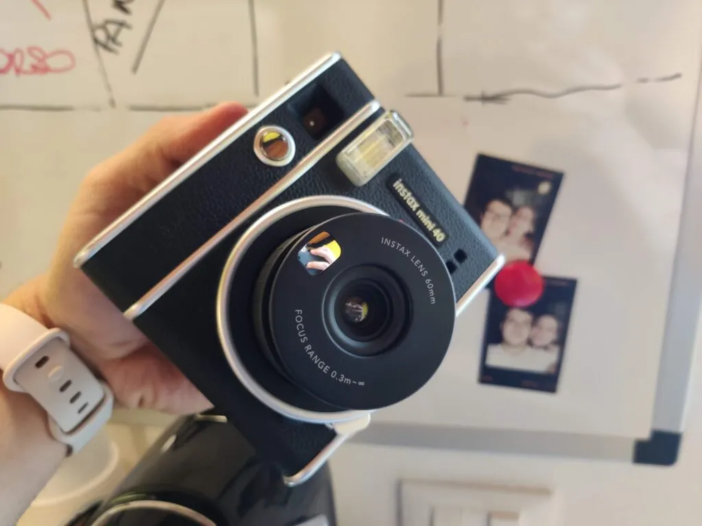 Recensione Recensione Fujifilm Instax Mini 40: Stile Vintage e Scatti Istantanei