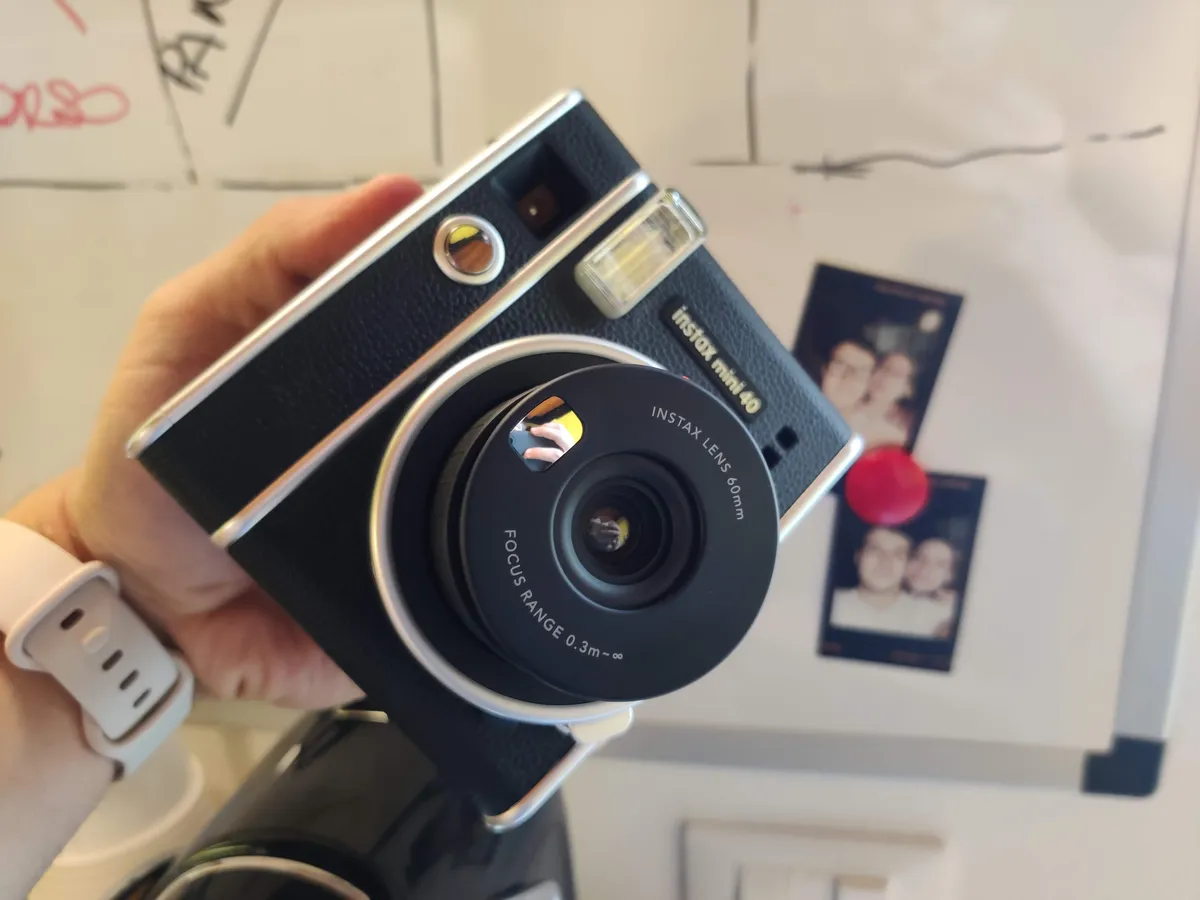 Recensione Recensione Fujifilm Instax Mini 40: Stile Vintage e Scatti Istantanei