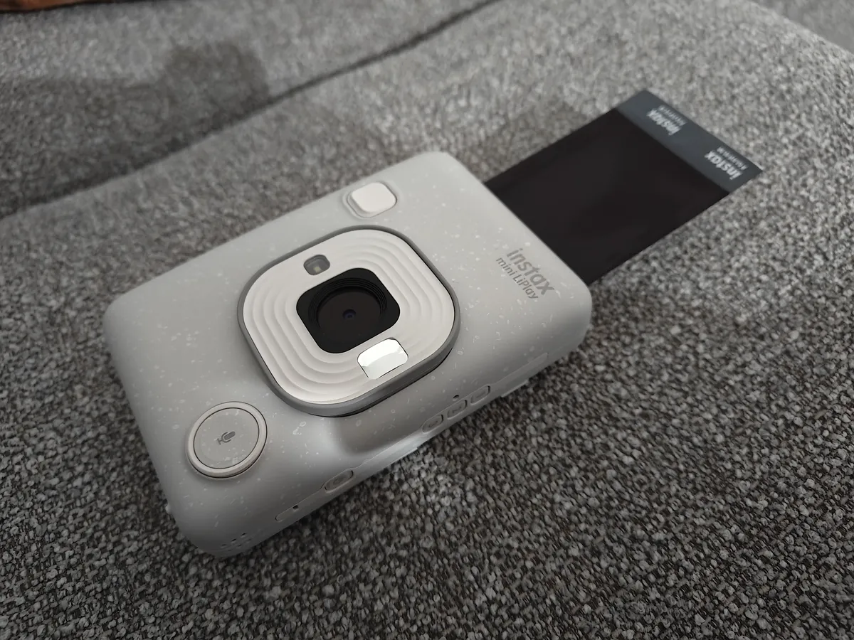 Recensione Recensione Fujifilm Instax Mini LiPlay: l'istantanea ibrida perfetta