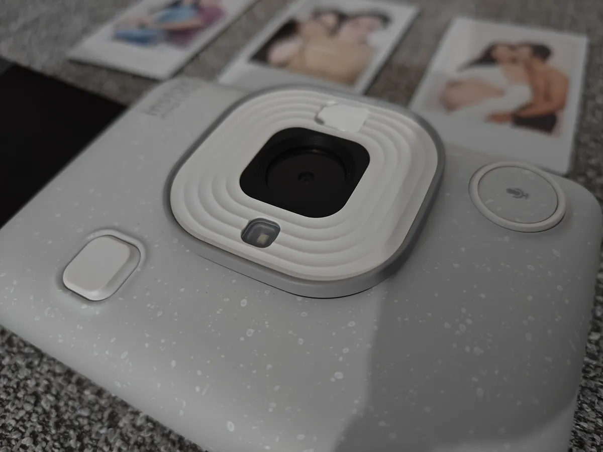 Recensione Recensione Fujifilm Instax Mini LiPlay: l'istantanea ibrida perfetta