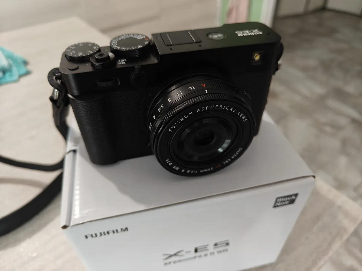 Recensione Recensione Fujifilm X-E5: la regina della street photography