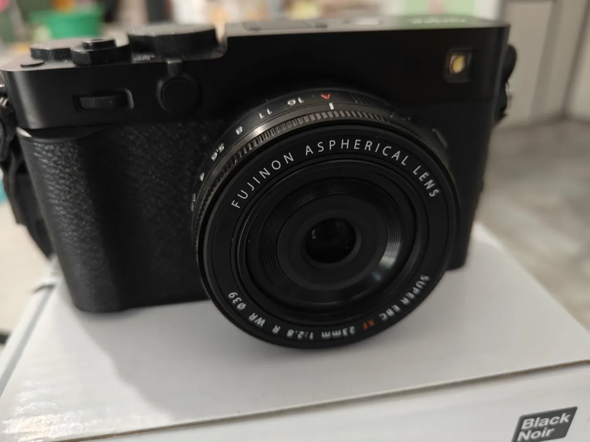 Recensione Recensione Fujifilm X-E5: la regina della street photography
