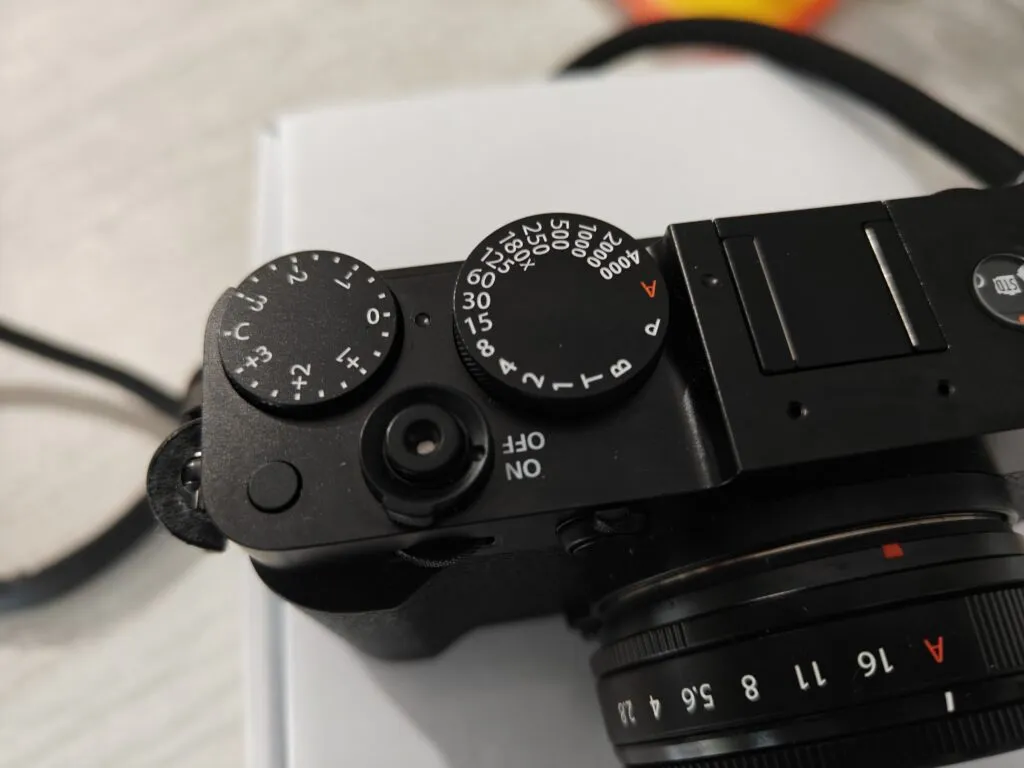 Recensione Recensione Fujifilm X-E5: la regina della street photography
