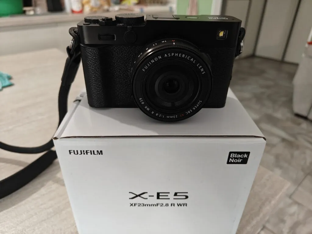 Recensione Recensione Fujifilm X-E5: la regina della street photography