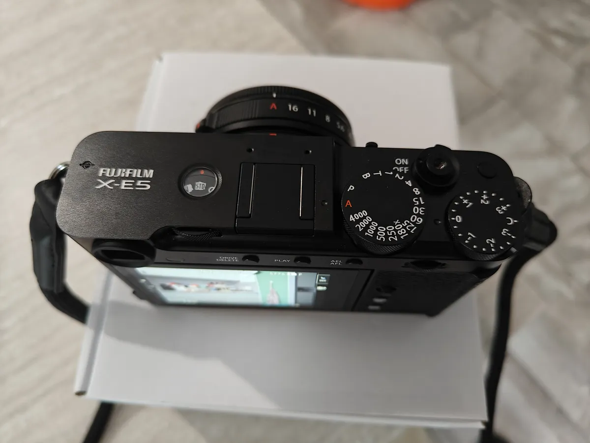Recensione Recensione Fujifilm X-E5: la regina della street photography