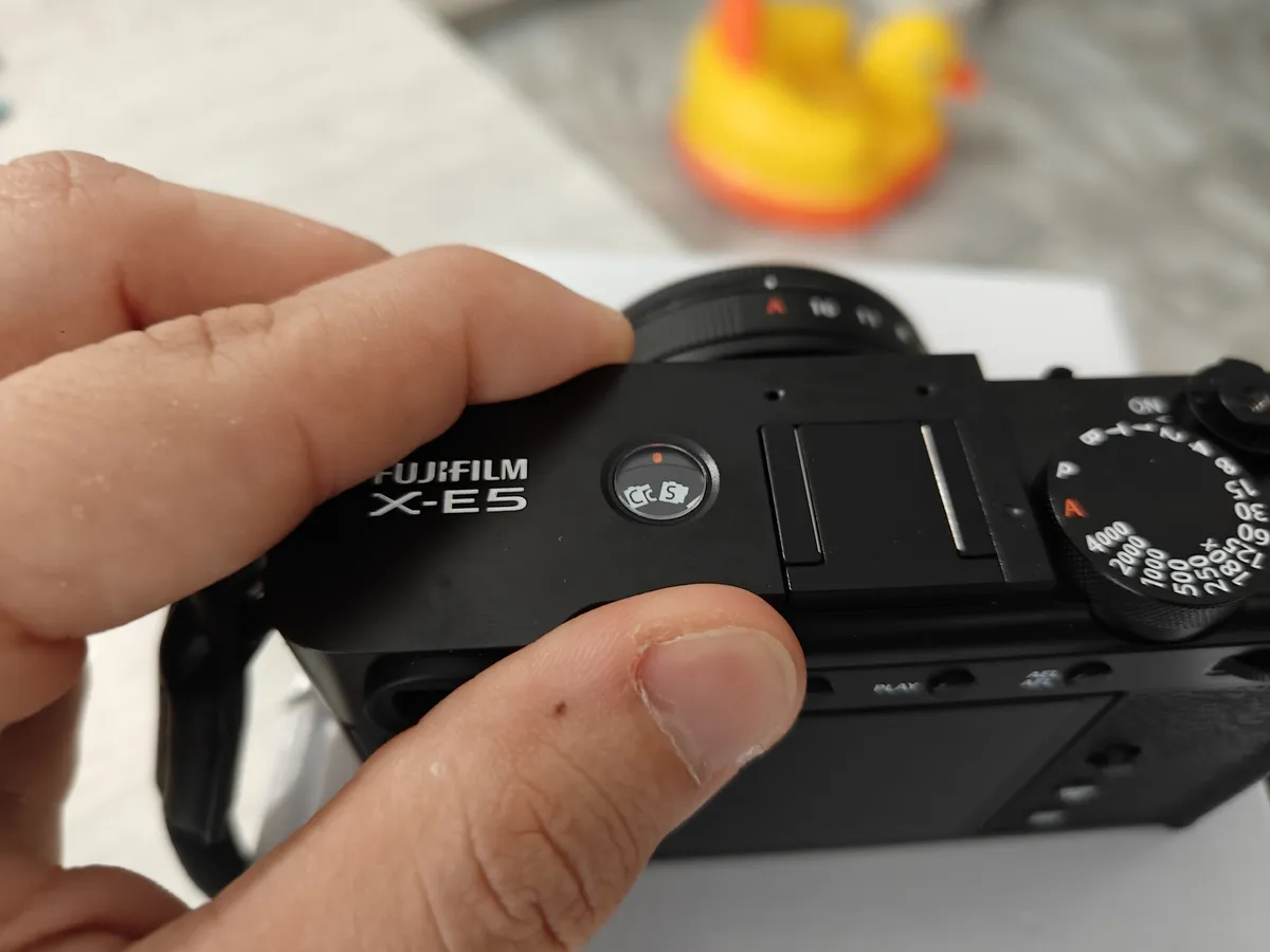 Recensione Recensione Fujifilm X-E5: la regina della street photography