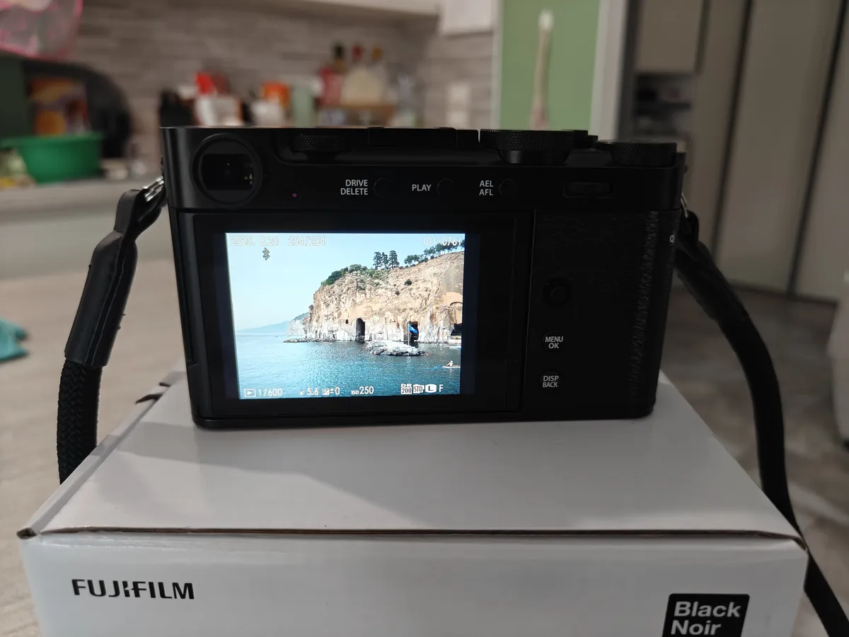 Recensione Recensione Fujifilm X-E5: la regina della street photography