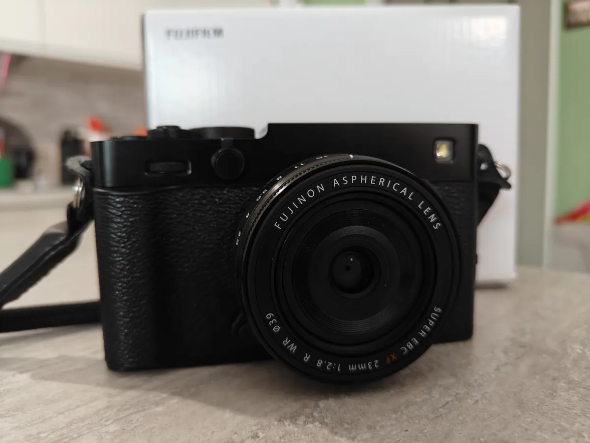 Recensione Recensione Fujifilm X-E5: la regina della street photography