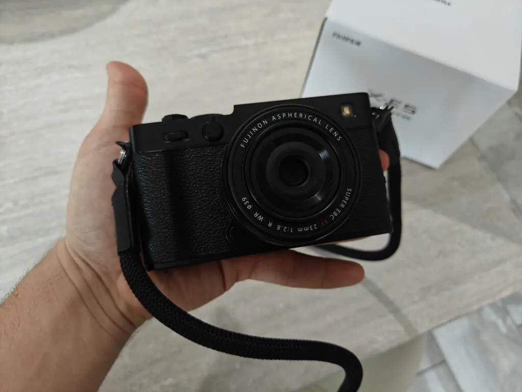 Recensione Recensione Fujifilm X-E5: la regina della street photography