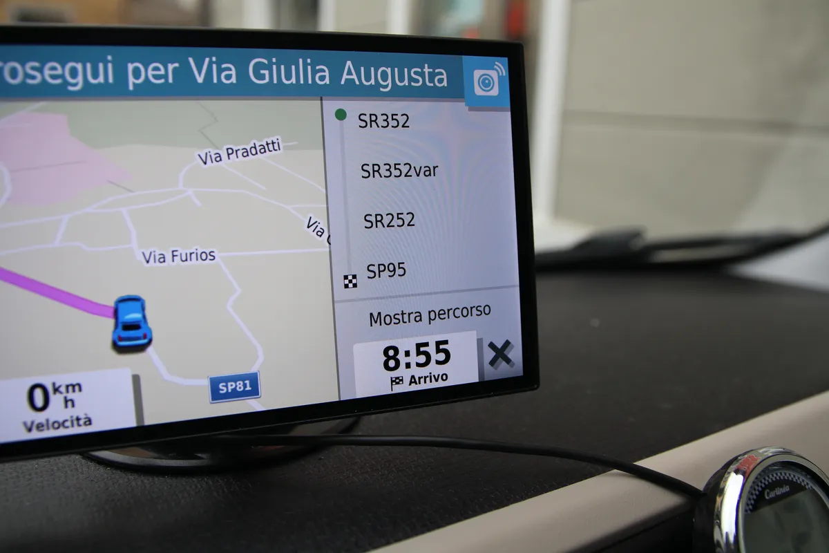 Recensione Recensione Garmin DriveSmart 65: il navigatore smart definitivo