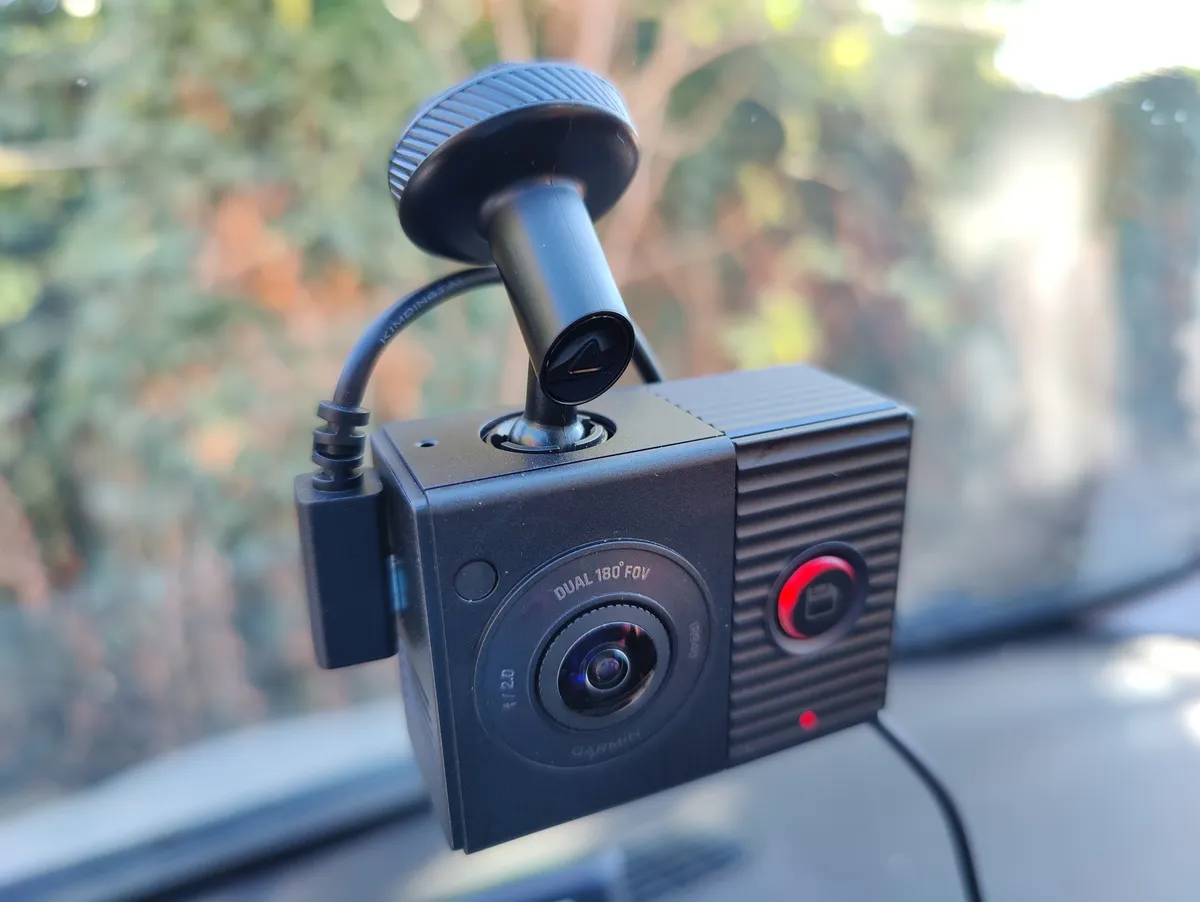 Recensione Recensione Garmin Dash Cam Tandem: Sicurezza Auto a Doppia Lente