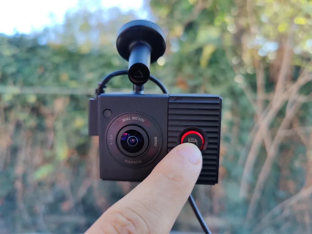 Recensione Recensione Garmin Dash Cam Tandem: Sicurezza Auto a Doppia Lente