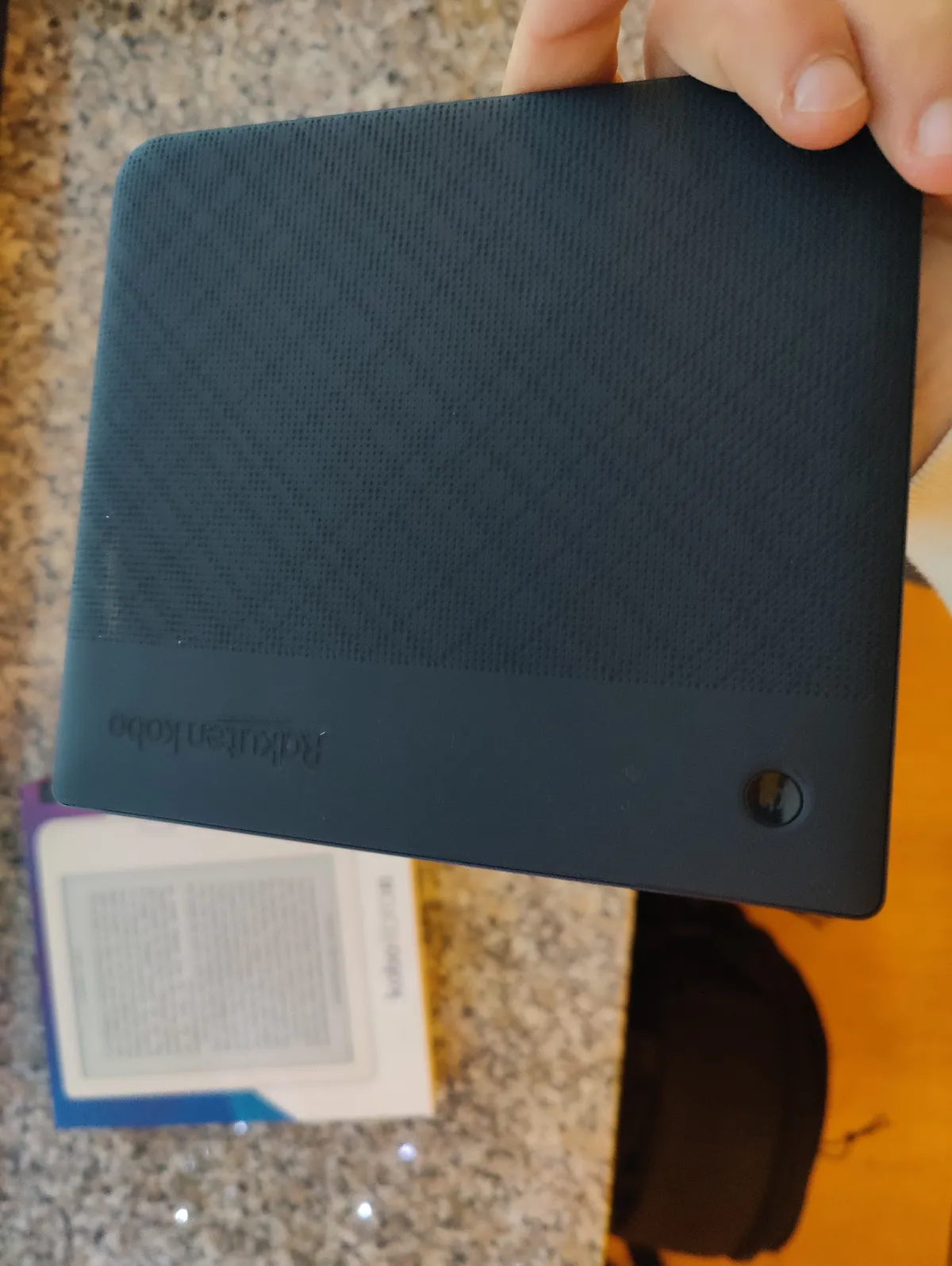 Recensione Recensione Kobo Libra 2: l'eReader impermeabile con tasti fisici