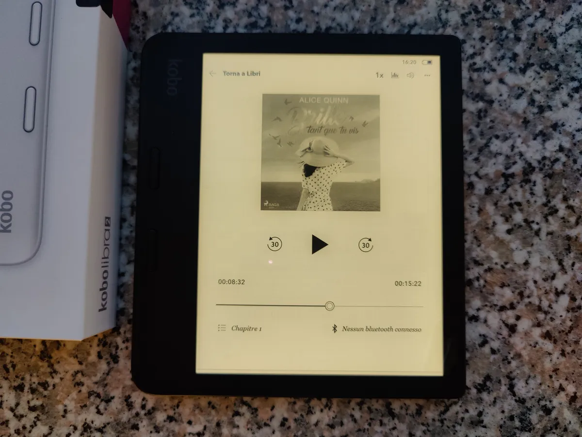 Recensione Recensione Kobo Libra 2: l'eReader impermeabile con tasti fisici