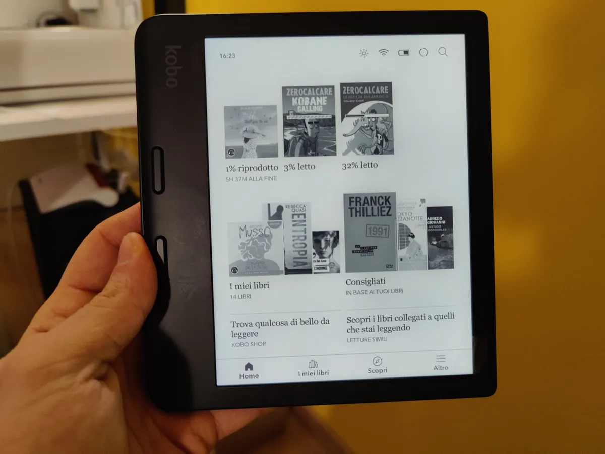 Recensione Recensione Kobo Libra 2: l'eReader impermeabile con tasti fisici