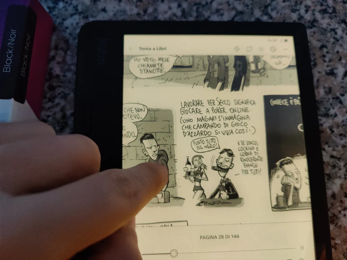 Recensione Recensione Kobo Libra 2: l'eReader impermeabile con tasti fisici