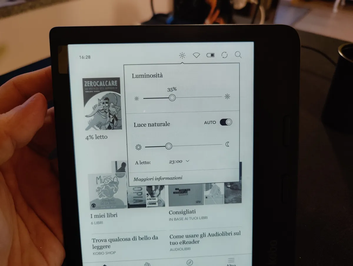 Recensione Recensione Kobo Libra 2: l'eReader impermeabile con tasti fisici
