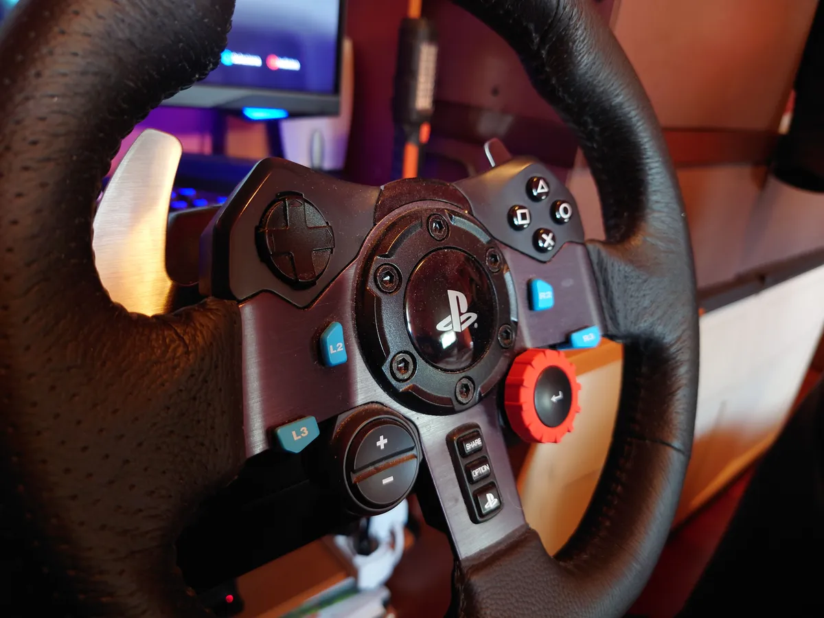 Recensione Recensione Logitech G29: volante cult per la guida virtuale
